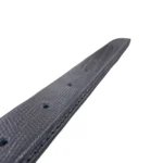 نمای نزدیک از کمربند چرم مردانه رنگ مشکی طرح لیزارد با سگک نقره ای روی پس زمینه سفید