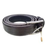 کمربند چرمی رنگ قهوه ای طرح لیزارد با سگک نقره ای که به صورت حلقوی روی پس زمینه سفید