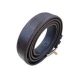 کمربند چرمی رنگ قهوه ای طرح لیزارد با سگک نقره ای که به صورت حلقوی ایستاده روی پس زمینه سفید هستش