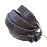 کمربند چرمی رنگ قهوه ای طرح لیزارد با سگک نقره ای که به صورت گرد شده کمی با زاویه بیرون زدگی روی پس زمینه سفید هستش