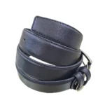 کمربند چرمی رنگ مشکی طرح صاف با سگک نقره ای که به صورت گرد شده کمی با زاویه بیرون زدگی روی پس زمینه سفید هستش