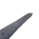 نمای نزدیک از کمربند چرم مردانه رنگ مشکی طرح صاف با سگک نقره ای روی پس زمینه سفید