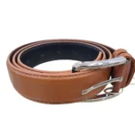 کمربند چرمی رنگ عسلی طرح صاف با سگک نقره ای که به صورت حلقوی روی پس زمینه سفید