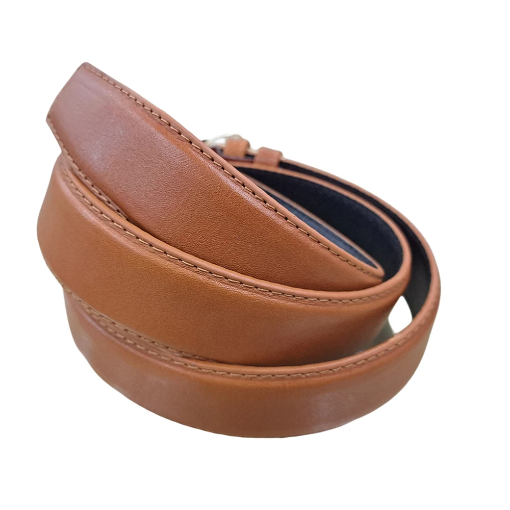 کمربند چرمی رنگ عسلی طرح صاف با سگک نقره ای که به صورت گرد شده کمی با زاویه بیرون زدگی روی پس زمینه سفید هستش