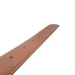 نمای نزدیک از کمربند چرم مردانه رنگ عسلی طرح صاف با سگک نقره ای روی پس زمینه سفید