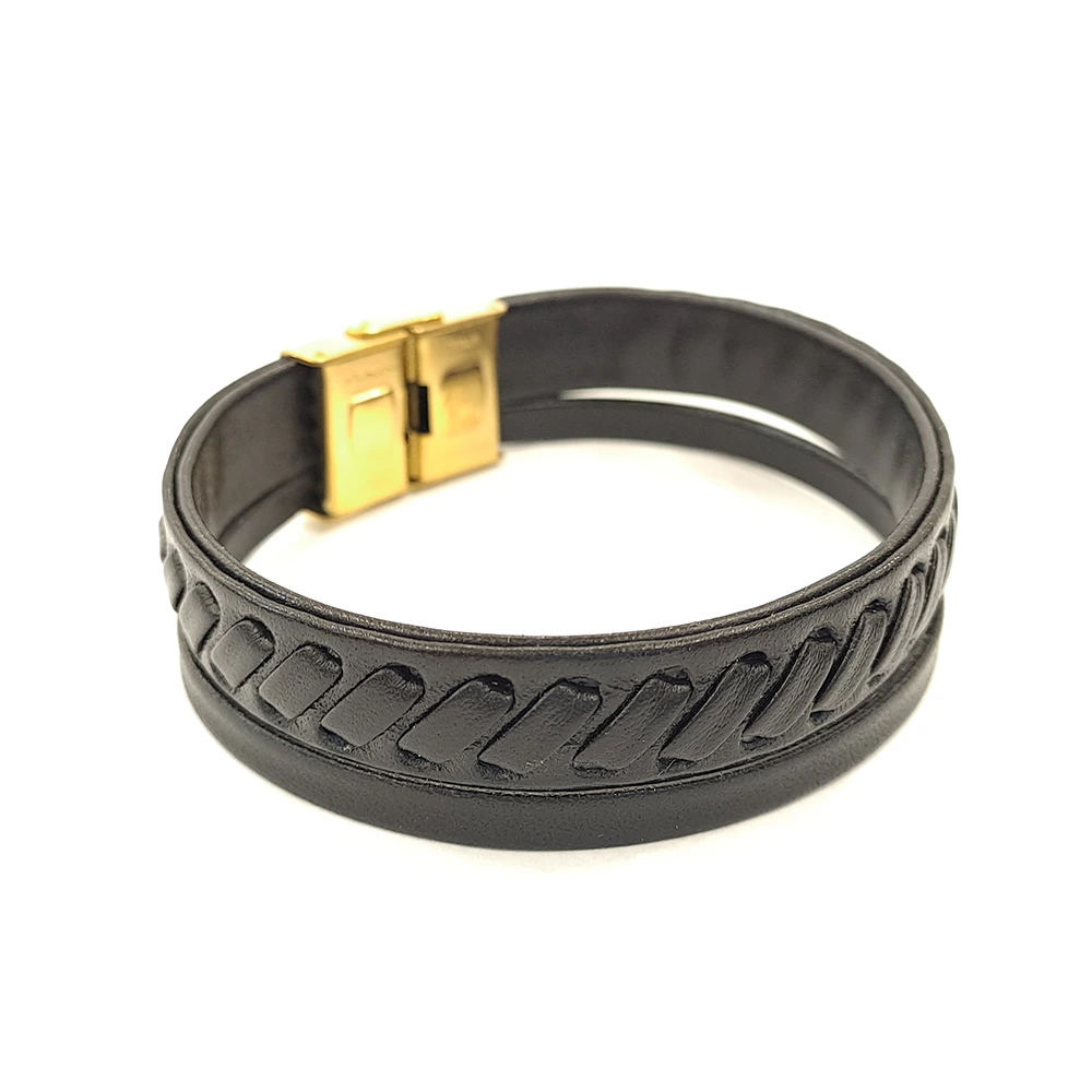 دستبند چرم بسته شده به رنگ مشکی روی بکگراند سفید