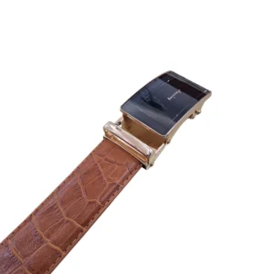 نمای روی کمربند با طرح روکو رنگ عسلی و سگک ریلی مشکی و طلایی