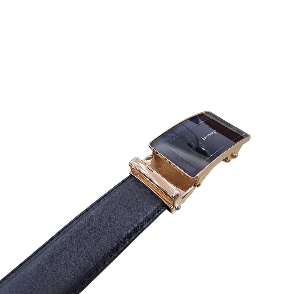 نمای روی کمربند با طرح صاف رنگ مشکی و سگک ریلی مشکی و طلایی