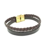 دستبند چرم طبیعی از نمای رو به رو با رنگ قهوه ای روی بک گراند سفید