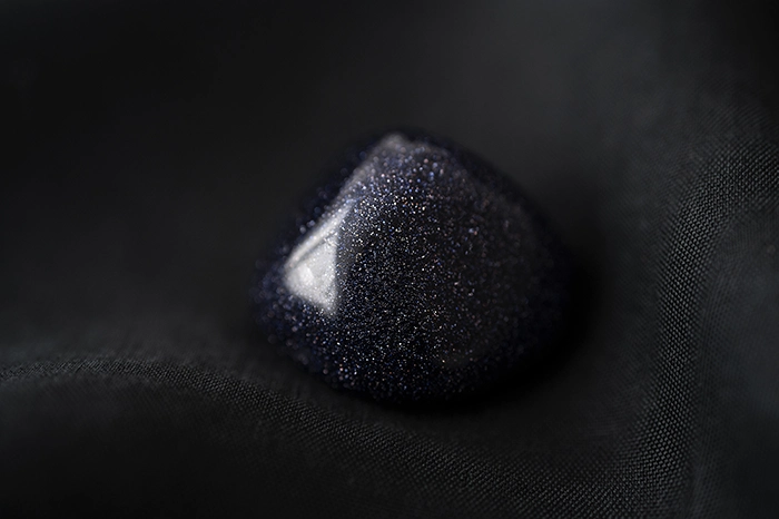 نمای نزدیک بافت و سطح صیقلی سنگ اونیکس مشکی