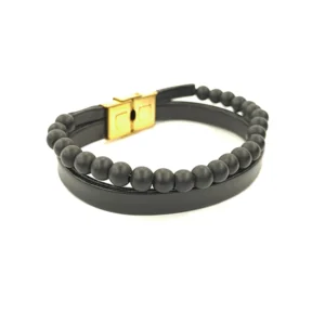 دستبند سنگ اونیکس و بند چرمی روی بکگراند سفید